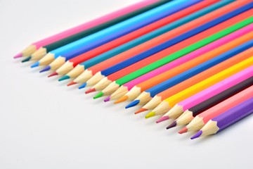Lapices de diferentes colores sobre fondo blanco