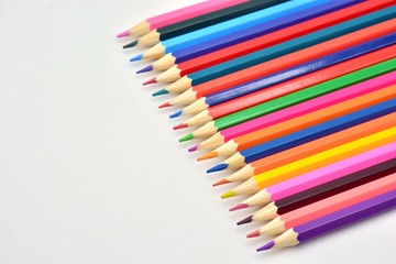 Lapices de diferentes colores sobre fondo blanco