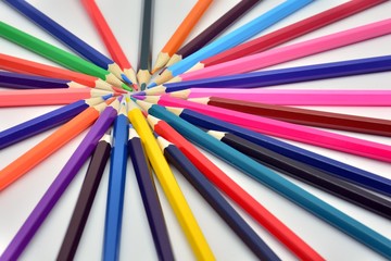 Fototapeta premium Lapices de colores formando una especie de estrella