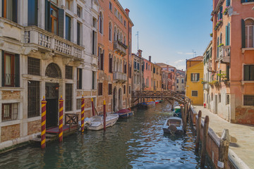 Obraz na płótnie Canvas Canal and buildings in Venice