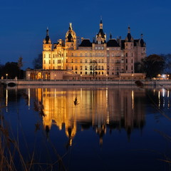 Fototapeta na wymiar Schwerin: Schweriner Schloss am Schweriner See