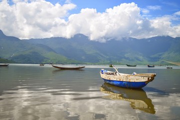 Fototapeta na wymiar Laguna tranquila con barcas de pescadores