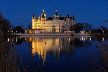 Fototapeta na wymiar Schwerin: Schweriner Schloss am Schweriner See