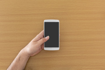 スマートフォンを操作する男性の手元