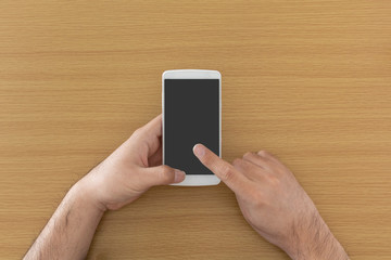 スマートフォンを操作する男性の手元
