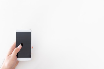 スマートフォンを操作する男性の手元