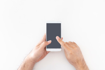 スマートフォンを操作する男性の手元