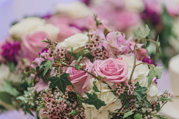 Obraz na płótnie Canvas Pink and white roses bridal bouquets