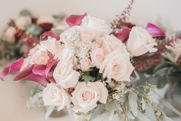 Obraz na płótnie Canvas Pink roses and Calla Lily bridal bouquet close up