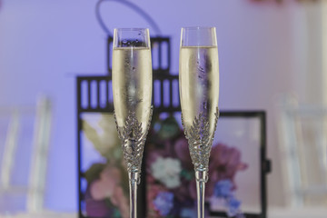 two glasses of white champagne for the bride and groom