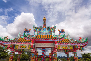 Obraz premium Chinese temple in Thailand under the blue sky and big cloud ( Generality in Thailand ,and kind of art decorated in Buddhist church, temple pavilion ,temple hall . They are public)