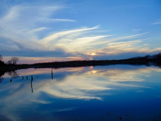 Fototapeta na wymiar wispy clouds over lake