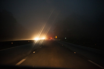 Estrada a noite com serra&ccedil;&atilde;o