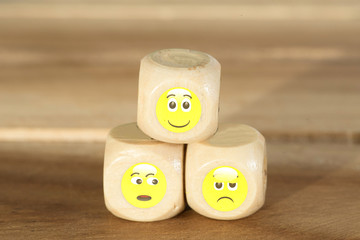 Holzwürfel und Symbole für Posit, Neutral, Negativ