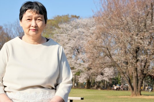 おばさん の写真 ロイヤリティフリーの画像 グラフィック ベクターおよびビデオ Adobe Stock