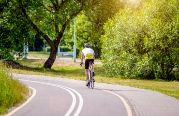 Obraz premium Cyclist ride on the bike path in the city Park 