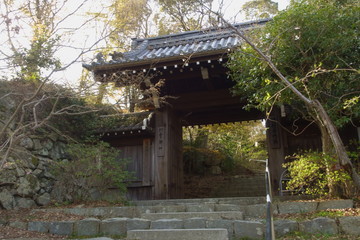 滋賀県近江八幡市の八幡山にある村雲御所の山門