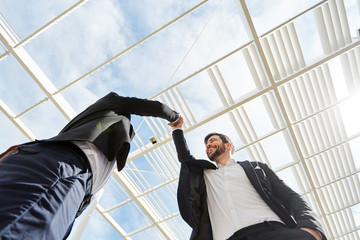Zwei Business Männer machen High Five