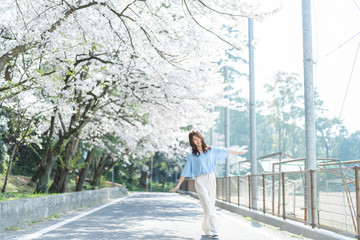 桜と女性