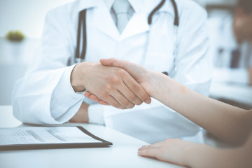 Obraz premium Partnership, trust og doctor and patient, medical ethics concept. Handshake in medicine