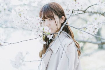 桜と女性