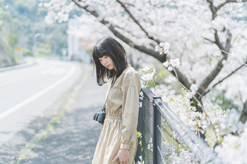 桜とカメラ女子