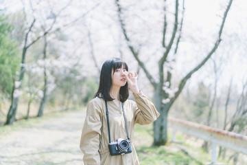 桜とカメラ女子