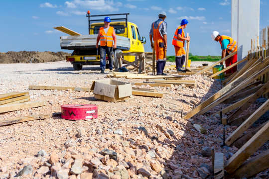 Riggers, workers are assembly long mold for concreting