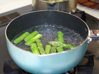 アスパラガスを茹でている