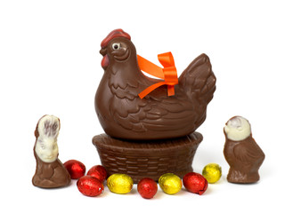 poule de pâques en chocolat avec oeufs sur fond blanc