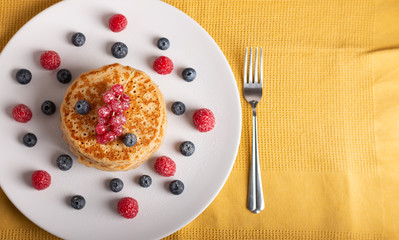 pancakes with raspberries and blueberries