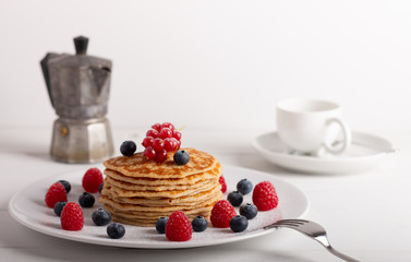 pancakes with raspberries and blueberries