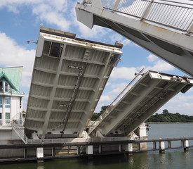 Brückenöffnung der Klappbrücke in Kappeln an der Schlei in Norddeutschland 