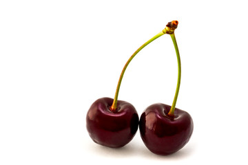 leckere Kirschen vor weißem Hintergrund