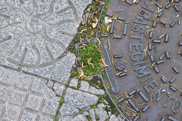 Alcantarilla en una acera.