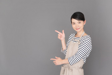 エプロンの女性