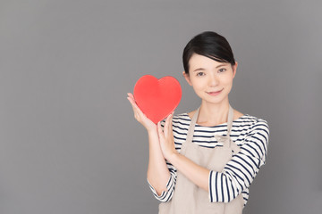 エプロンの女性