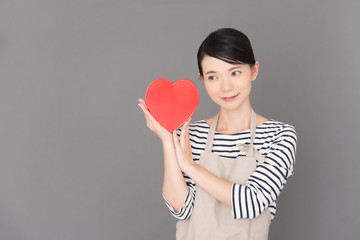 エプロンの女性
