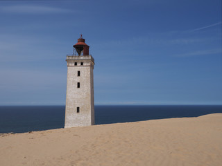 Fototapeta na wymiar Wanderdüne und Leuchtturm Rubjerg Knude an der dänischen Nordseeküste