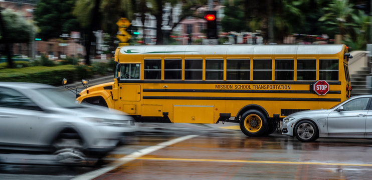 Autob&uacute;s escolar americano amarillo, a toda velocidad por la ciudad