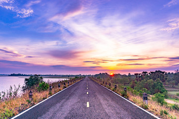 Obraz premium road along dam with wonderful sky in the morning/this dam is earth dam