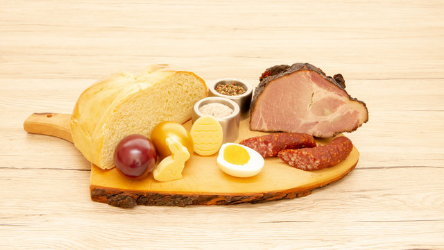 tradition&auml;lle Jause zur Osterzeit am Holzschneidebrett