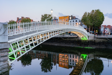 Fototapeta premium Dawn view of the famous Ha'penny Bridge