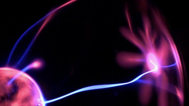 elektrisches Plasma in einer Glaskugel, mit Blitzen