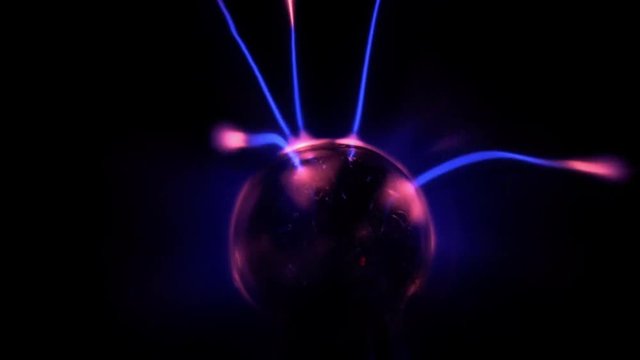 elektrisches Plasma in einer Glaskugel, mit Blitzen