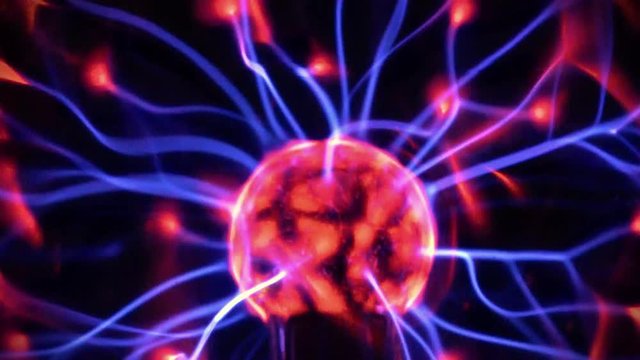 elektrisches Plasma in einer Glaskugel, mit Blitzen