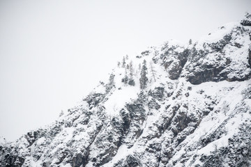 Fototapeta na wymiar Berg mit Schnee