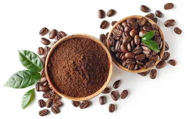 Fototapete Kaffee Schüssel mit gemahlenem Kaffee und Bohnen auf weißem Hintergrund