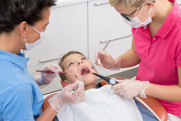 Junge bei der Kontrolle seiner Zähne in der Zahnarztpraxis