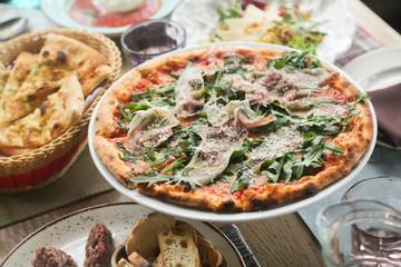 Delicious prosciutto pizza